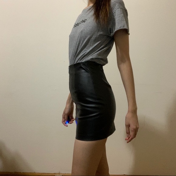 Faux leather high waist skirt with big zipper 💖🦄 - Picture 3 of 6